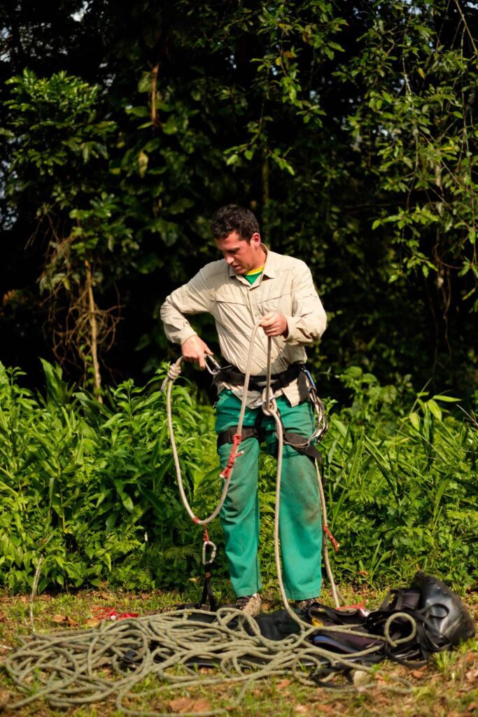 Marcelo Brotto is a botanist who works at the Botanical Conservatory in Curitiba and he has expert knowledge about the Atlantic Forest. Marcelo uses special climbing equipment to scale the rare trees we find in the wild and collect their seeds.